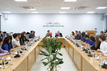 Phó Thủ tướng Liên bang Nga thăm và trao đổi với giảng viên, sinh viên Đại học Quốc gia Hà Nội tại Hòa Lạc.