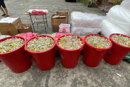 Tang vật thu giữ từ đường dây làm giả nước hoa quy mô lớn. (Ảnh: Công an cung cấp)