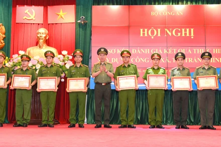 Bộ trưởng Công an Tô Lâm tặng bằng khen cho cá nhân, tập thể có thành tích xuất sắc tại Hội nghị trực tuyến sơ kết, đánh giá kết quả thực hiện xây dựng Công an xã, thị trấn chính quy. (Ảnh :cand.com.vn)