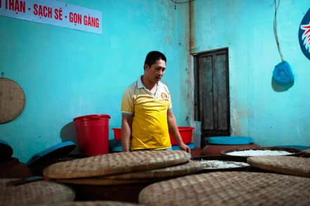 Anh Phan Quang bên những chum mắm tâm huyết của mình.