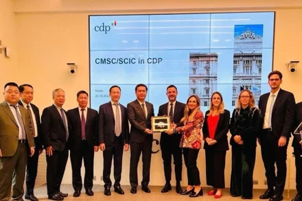 Đoàn công tác CMSC chụp ảnh cùng các quan chức Tập đoàn CDP. (Ảnh: Trường Dụy/TTXVN)