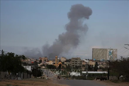 Khói bốc lên sau cuộc không kích của Israel xuống thành phố Khan Younis, Dải Gaza ngày 14/2/2024. (Ảnh: THX/TTXVN)