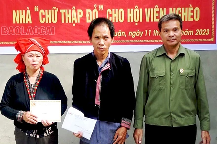 Trao tặng nhà “Chữ thập đỏ” cho gia đình ông Triệu Vần Vảng, dân tộc Dao, ở xã Phú nhuận, huyện Bảo Thắng, tỉnh Lào Cai. (Ảnh: DUY PHONG)