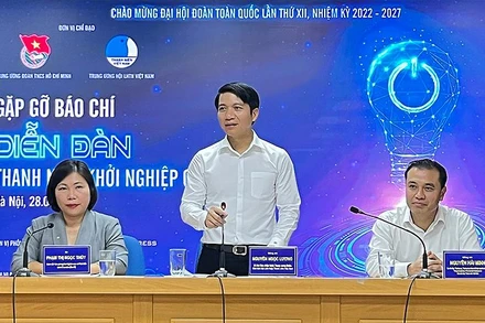 Đồng chí Nguyễn Ngọc Lương trao đổi thông tin về diễn đàn.