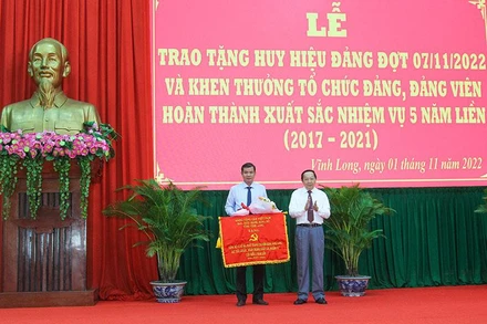 Đảng bộ cơ sở Đài Phát thanh và Truyền hình Vĩnh Long được tặng Cờ thi đua đạt tiêu chuẩn “Hoàn thành xuất sắc nhiệm vụ tiêu biểu 5 năm liền (2017-2021)”. 