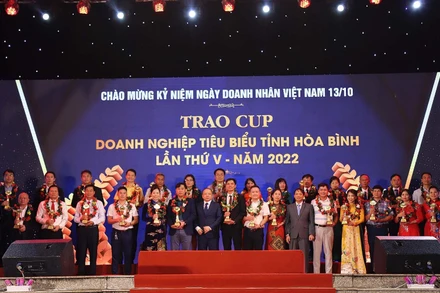 Chủ tịch Ủy ban nhân dân tỉnh Hòa Bình Bùi Văn Khánh trao cup cho các doanh nghiệp tiêu biểu.