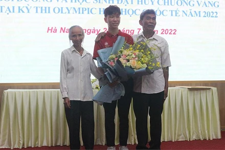 Trần Đức Minh cùng ông bà ngoại.