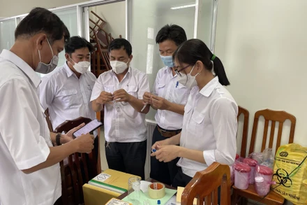 Tập huấn về đóng gói và xử lý mẫu bệnh phẩm. (Ảnh: USAID Việt Nam)