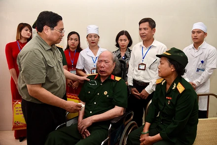 Thủ tướng Phạm Minh Chính thăm các thương binh nặng đang điều trị tại Trung tâm Điều dưỡng thương binh Nho Quan.