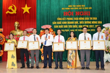 Lãnh đạo Ủy ban nhân dân tỉnh Quảng Ngãi trao Bằng khen cho các tập thể, cá nhân có thành tích xuất sắc trong phong trào nông dân thi đua sản xuất, kinh doanh giỏi, giai đoạn 2017-2022. 