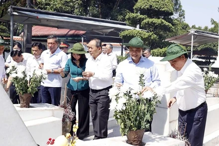 Chiều 6/9, tại tỉnh Hà Tĩnh, Chủ tịch nước Nguyễn Xuân Phúc đã dâng hương, dâng hoa tại Nhà bia tưởng niệm các Anh hùng Liệt sĩ thanh niên xung phong toàn quốc, nơi ghi danh hơn 4.000 liệt sĩ thanh niên xung phong trong cả nước, và Khu mộ 10 nữ Anh hùng Liệt sĩ thanh niên xung phong tại Ngã ba Đồng Lộc. 