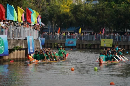 7 giờ 30 phút tại đoạn Kênh Nhiêu Lộc, đoạn từ cầu Công Lý đến cầu Lê Văn Sỹ, 9 đội ghe ngo đến từ Thành phố Hồ Chí Minh, Bình Dương, Tây Ninh, Kiên Giang và Bình Phước bắt đầu tranh tài.