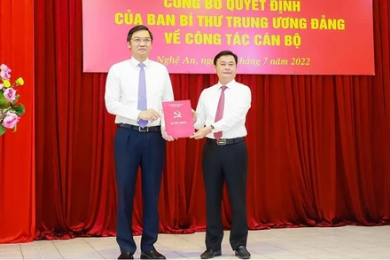 Bí thư Tỉnh ủy Nghệ An Thái Thanh Quý trao Quyết định cho ông Hoàng Nghĩa Hiếu.