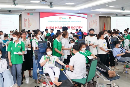 Gần 500 đơn vị máu đã được thu tại Ngày hội hiến máu sinh viên tình nguyện.