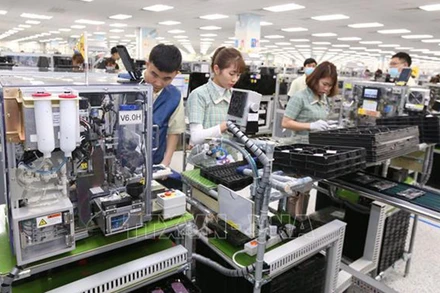 Công nhân Công Ty TNHH Samsung Electronics Việt Nam đóng trên địa bàn Khu Công nghiệp Yên Bình, phường Đồng Tiến, thị xã Phổ Yên, tỉnh Thái Nguyên sản xuất điện thoại thông minh. (Ảnh: TTXVN)