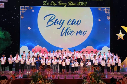 Ban tổ chức trao quà cho các em thiếu nhi.