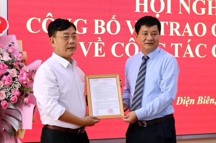 Đồng chí Lê Thành Đô, Chủ tịch Ủy ban nhân dân tỉnh Điện Biên trao quyết định bổ nhiệm Giám đốc Ban Quản lý dự án các công trình nông nghiệp và phát triển nông thôn tỉnh Điện Biên cho đồng chí Nguyễn Hữu Hiệp.