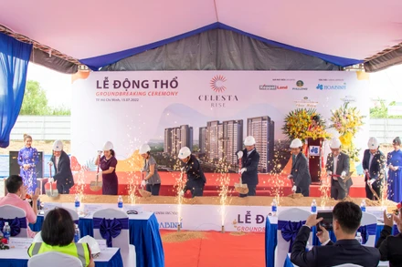 Các đại biểu thực hiện nghi lễ khởi công dự án.