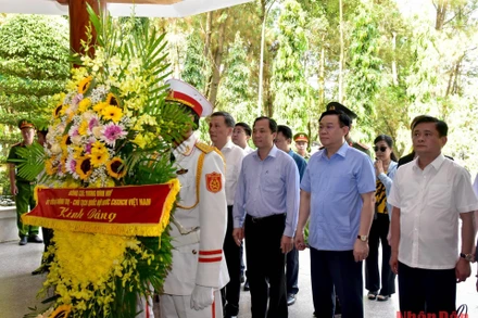 Chủ tịch Quốc hội Vương Đình Huệ dâng hương, dâng hoa tưởng niệm các Anh hùng liệt sĩ tại Khu di tích lịch sử cấp quốc gia đặc biệt Ngã ba Đồng Lộc. (Ảnh: Đăng Anh) 