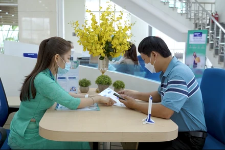 Nhân viên BIDV Gia Lai tận tình hướng dẫn khách hàng sử dụng các dịch vụ mới của BIDV.