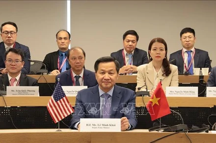 Phó Thủ tướng Chính phủ Lê Minh Khái trao đổi trực tuyến với Đại diện Thương mại Hoa Kỳ Katherine Tai. (Ảnh: Thanh Tuấn/TTXVN)
