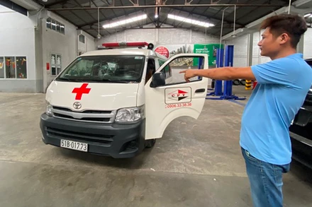 Hình ảnh xe cứu thương của Công ty TNHH Dịch vụ thương mại Cường Phúc Thọ bị các đối tượng ném đá vỡ kính quá trình vận chuyển cấp cứu bệnh nhân.