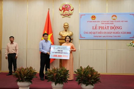 Ông Trần Đoàn Thịnh, Phó Tổng Giám đốc Công ty BSR trao tặng biển tượng trưng 1 tỷ đồng ủng hộ Quỹ Đền ơn đáp nghĩa tỉnh Quảng Ngãi.