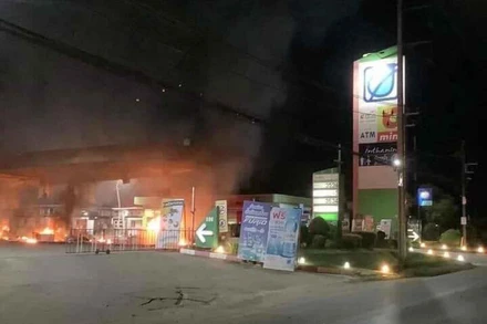 Đám cháy ở trạm xăng Bang Chak, tỉnh Pattani. (Ảnh: Bưu điện Bangkok)