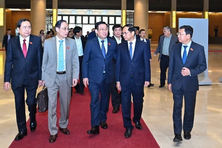 Chủ tịch Quốc hội Vương Đình Huệ, Phó Chủ tịch Thường trực Quốc hội Trần Thanh Mẫn và các đại biểu dự Hội nghị.