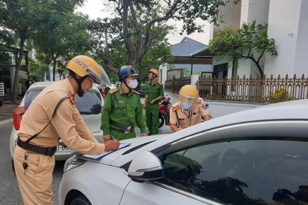 Công an thành phố Hà Tĩnh xử phạt các phương tiện dừng, đỗ sai quy định.