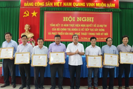Đại diện các tập thể có thành tích xuất sắc trong hoạt động văn học, nghệ thuật nhận Bằng khen của Ủy ban nhân dân tỉnh Trà Vinh.