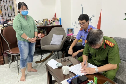 Cơ quan chức năng làm việc với đối tượng cho vay nặng lãi. (Ảnh: Công an cung cấp)