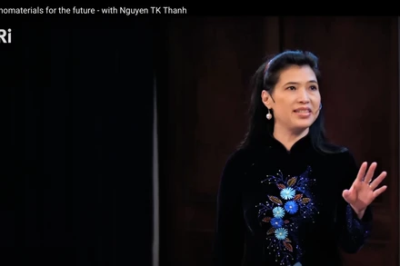 Giáo sư Nguyễn Thị Kim Thanh giảng bài trong chương trình thuyết giảng khoa học lâu đời và nổi tiếng thế giới Friday Evening Discourses (FED) của Viện Hoàng gia Vương quốc Anh (Ri). (Ảnh: TTXVN)