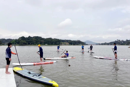 Các đội chuẩn bị cho giải đua ván chèo đứng lần đầu diễn ra trên hồ Xuân Hương, thành phố Đà Lạt. 
