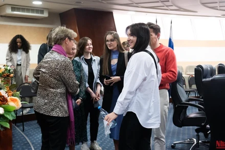 Sinh viên Nga học tiếng Việt trao đổi với giảng viên.