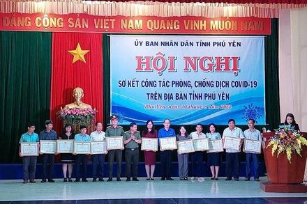 Khen thưởng các tập thể, cá nhân có thành tích xuất sắc trong công tác phòng, chống dịch Covid-19 tại Phú Yên.