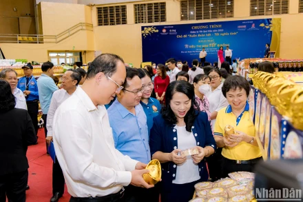 Phó Bí thư Thành ủy Thành phố Hồ Chí Minh Nguyễn Hồ Hải cùng Chủ tịch Mặt trận Tổ quốc Việt Nam Thành phố Hồ Chí Minh Trần Kim Yến tham quan gian hàng. 