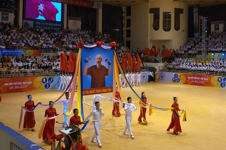 Các vận động viên tham gia thi đấu diễu hành tại lễ khai mạc. 