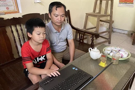 Gia đình anh Đinh Công Nguyên, xã Dương Phong, huyện Bạch Thông đã mua được máy tính cho con trai học thông qua vốn vay Ngân hàng Chính sách xã hội. 