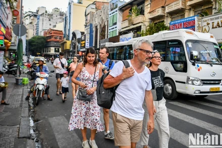 [Infographic] Lượng khách quốc tế đến Việt Nam trong 4 tháng đầu năm 2025