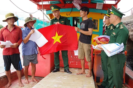 Bộ đội biên phòng xuống tàu phổ biến chống khai thác IUU cho ngư dân trước khi ra khơi.