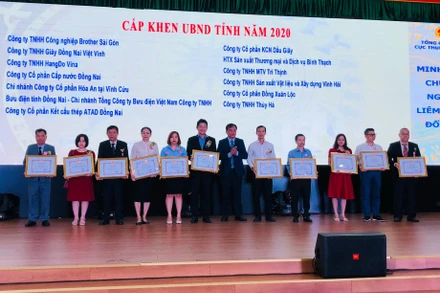 Lãnh đạo Ủy ban nhân dân tỉnh Đồng Nai trao tặng bằng khen cho các doanh nghiệp nộp thuế tiêu biểu.