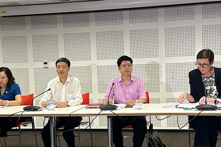 Đại diện Tổ chức Y tế thế giới tại Việt Nam và các chuyên gia Bộ Y tế trao đổi với các cơ quan báo chí.