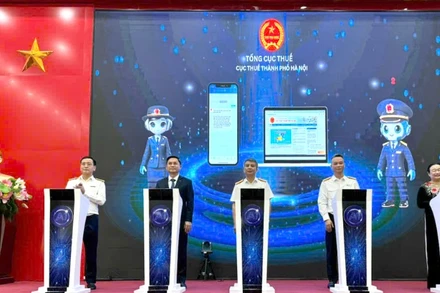 Các đại biểu bấm nút ra mắt ứng dụng “Trợ lý ảo hỗ trợ người nộp thuế”.