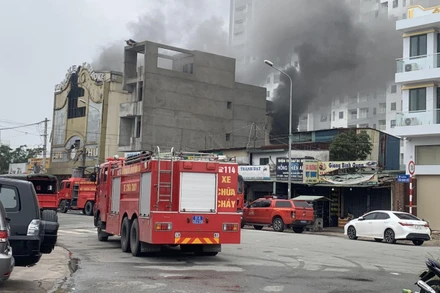 Đến sáng 7/9, khói vẫn còn bốc lên tại quán karaoke bị cháy.