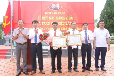 Huyện ủy Cô Tô trao Huy hiệu 40 và 50 năm tuổi Đảng cho 2 đảng viên Lê Xuân Thức và Ngô Duy Phương.