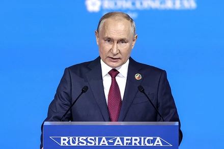 Tổng thống Nga Vladimir Putin phát biểu tại phiên họp toàn thể Hội nghị thượng đỉnh Nga-châu Phi ở thành phố St. Petersburg ngày 27/7/2023. (Ảnh: AFP/TTXVN)