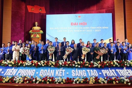 Các đồng chí lãnh đạo tỉnh Hòa Bình và Trung ương đoàn tặng hoa chúc mừng Ban Chấp Tỉnh đoàn khóa XVII, nhiệm kỳ 2022-2027 ra mắt Đại hội.
