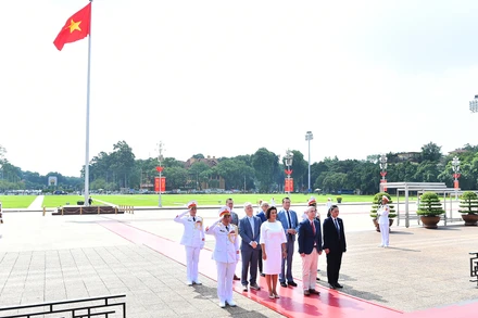 Chủ tịch Thượng viện Vương quốc Bỉ Stephanie D’Hose cùng các thành viên trong đoàn viếng Chủ tịch Hồ Chí Minh.