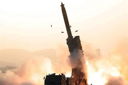 Một vụ phóng thử rocket từ bệ phóng tên lửa đa nòng siêu lớn tại một địa điểm bí mật ở Triều Tiên. (Ảnh: AFP)